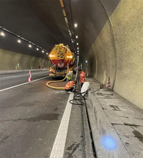 吉阳隧道排水渠清淤